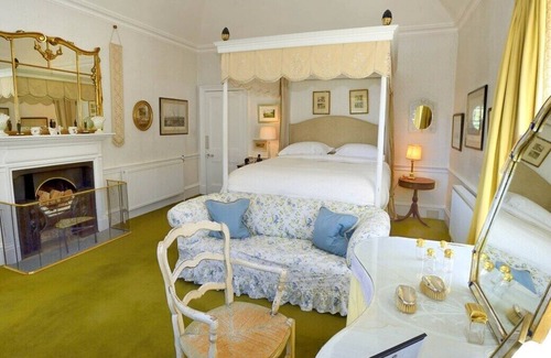 Elgin Cabin | This country house is a 6 bedroom(s), 6.5 bathrooms, located in Lhanbryde, Scotland.