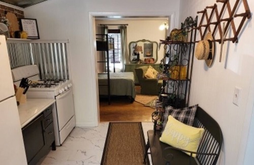 Shelbyville Apartment | This cozy, furnished apartment is perfect for the traveling professional.