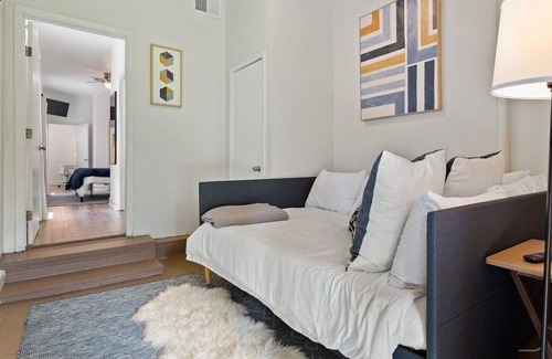 Saint Thomas Development Apartment | This duplex is a 3 bedroom(s), 2 bathrooms, located in New Orleans, LA.