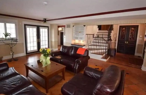 Niagara-on-the-Lake Cottage | This European flair minutes from historic Niagara On The Lake
