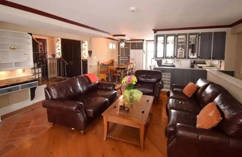 Niagara-on-the-Lake Cottage | This European flair minutes from historic Niagara On The Lake