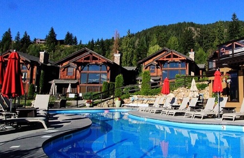 Blind Bay House | This exceptionally designed lodge offers comfort and luxurious living.