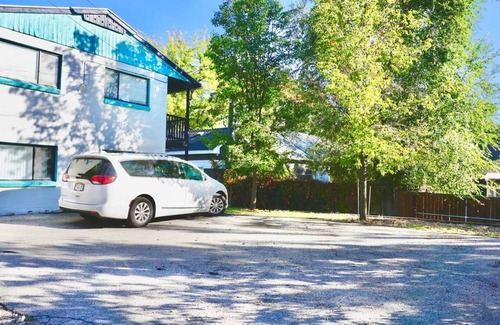 Lower Avenues Apartment | This fourplex is a 1 bedroom(s), 1 bathrooms, located in Salt Lake City, UT.