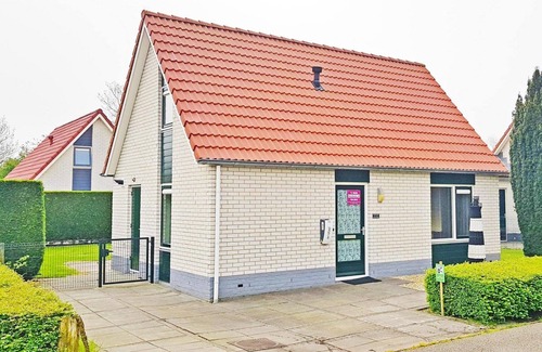 Breskens House | This fully-furnished, suitable for 6 persons, detached recreation House type "STERN" is located on the beach park Schoneveld (no: 232).