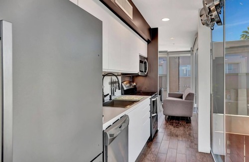 Security Acres House | This fully updated, three-story contemporary townhome is the perfect spot for business or a getaway