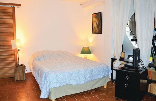 Meyreuil House | This great vacation home above a beautiful stream has a private pool and welcomes its guests in Meyr