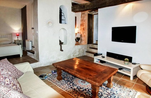 Simiane-la-Rotonde House | This house is fantastically located in the heart of the Luberon Regional Park, between the magnifice