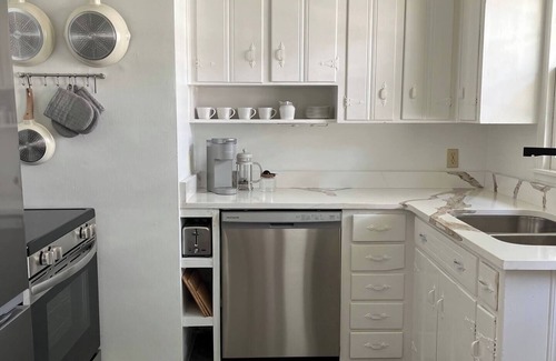 Hillsboro West End House | This house is a 2 bedroom(s), 1 bathrooms, located in Nashville, TN.