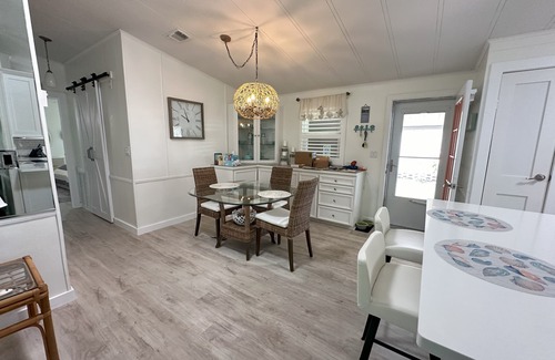 Sarasota House | This house is a 2 bedroom(s), 2 bathrooms, located in Sarasota, FL.