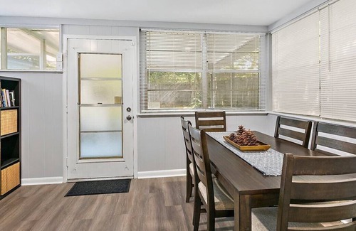 Lakeshore South House | This house is a 2 bedroom(s), 1 bathrooms, located in Jacksonville, FL.