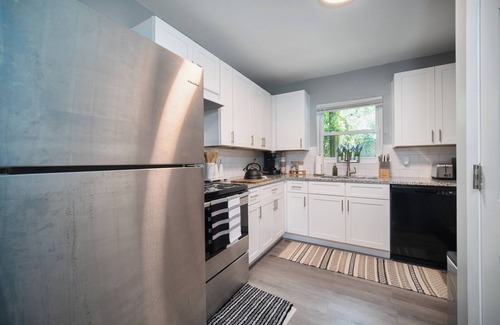 Murray Hill House | This house is a 2 bedroom(s), 1 bathrooms, located in Jacksonville, FL.