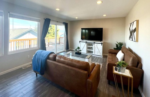 North Bend House | This house is a 3 bedroom(s), 2 bathrooms, located in North Bend, OR.