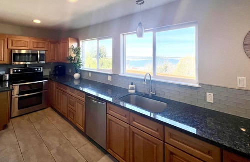 North Bend House | This house is a 3 bedroom(s), 2 bathrooms, located in North Bend, OR.