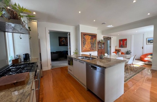 Devonport House | This house is a 3 bedroom(s), 2 bathrooms, located in Auckland, Auckland.
