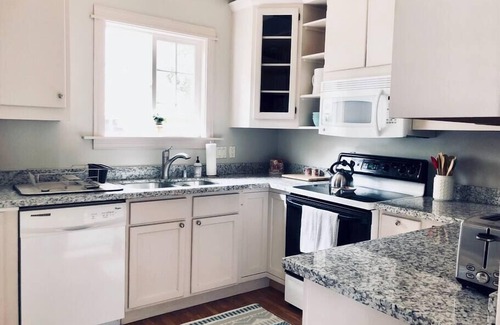 Downtown Vancouver House | This house is a 3 bedroom(s), 2 bathrooms, located in Vancouver, WA.