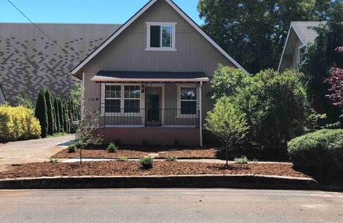 Downtown Vancouver House | This house is a 3 bedroom(s), 2 bathrooms, located in Vancouver, WA.