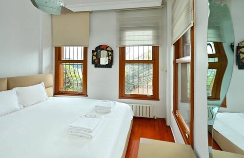 Arnavutkoy House | This house is a 3 bedroom(s), 2 bathrooms, located in Beşiktaş, İstanbul.
