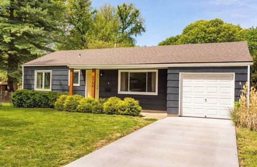 Shawnee House | This house is a 3 bedroom(s), 1 bathrooms, located in Shawnee, KS.
