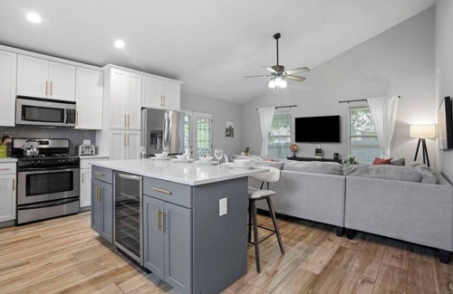 Chestnut House | This house is a 3 bedroom(s), 2 bathrooms, located in Austin, TX.