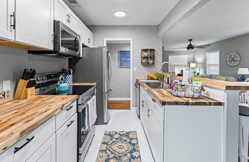 Lakeshore South House | This house is a 4 bedroom(s), 2 bathrooms, located in Jacksonville, FL.