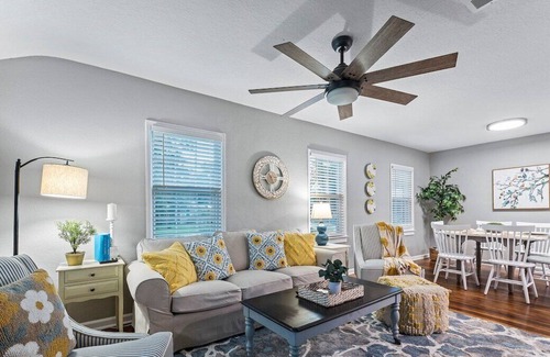 Lakeshore South House | This house is a 4 bedroom(s), 2 bathrooms, located in Jacksonville, FL.