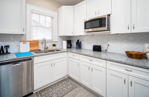 Murray Hill House | This house is a 4 bedroom(s), 2 bathrooms, located in Jacksonville, FL.