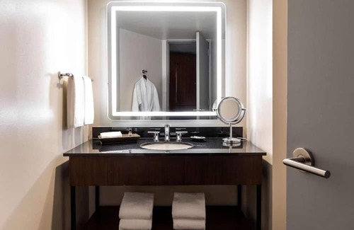 Downtown Houston Apartment | This Houston hotel features several on-site dining venues .