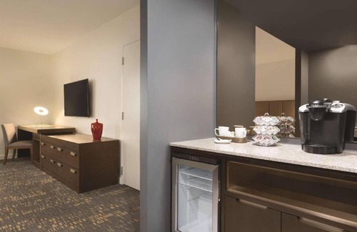 Downtown Houston Apartment | This Houston hotel features several on-site dining venues .