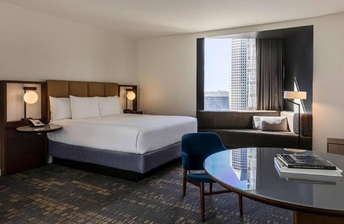 Downtown Houston Apartment | This Houston hotel features several on-site dining venues .