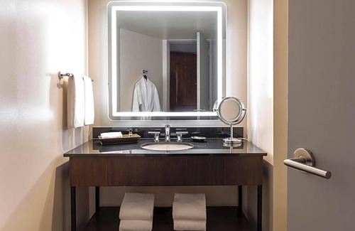 Downtown Houston Apartment | This Houston hotel features several on-site dining venues .