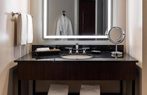 Downtown Houston Apartment | This Houston hotel features several on-site dining venues .