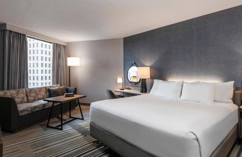Downtown Houston Apartment | This Houston hotel features several on-site dining venues .