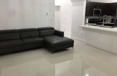 Tamiami House | This is a private Home, 4 Bedrooms, 3 Bathrooms Sleeps 8