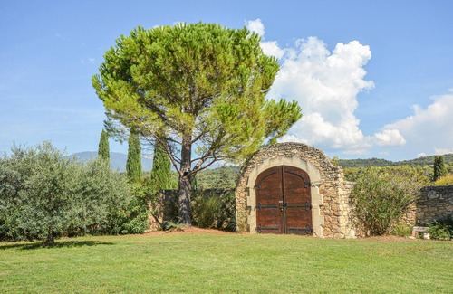 Saint-Pierre-de-Vassols House | This large holiday home with swimming pool is ideal for family holidays.