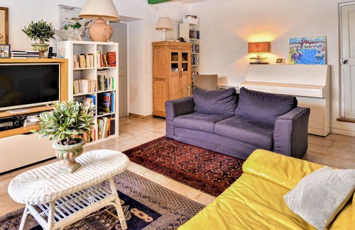 Violes House | This lovely vacation home with private pool and beautiful forest park is located in Violès, a charmi