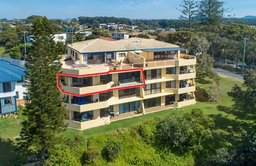 Nambucca Heads Apartment | This modern home boasts some of the most stunning views of the coastline in Nambucca Heads.