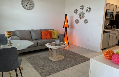 Haines City Apartment | This new suite is located in Haines City. close to every major attraction