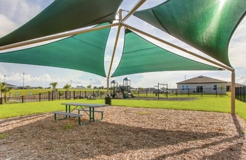 Haines City Apartment | This new suite is located in Haines City. close to every major attraction