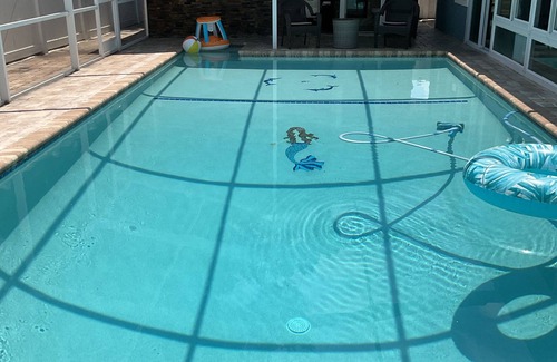 Town N County Park House | This place has swimming pool with water heater and parking for many cars.