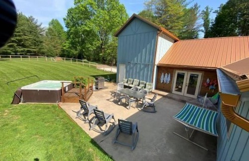 Bloomington Apartment | This room is a 1 bedroom(s), 1 bathrooms, located in Bloomington, IN.