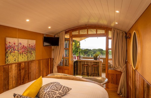 Wichenford Cabin | This Shepherd Hut is the ultimate couples retreat with roll top copper bath tub