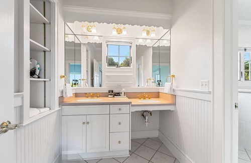 Lexington Bed & Breakfast | This spacious cottage is located in a private building with its own entrance a few steps from the Main Inn. Features include a private balcony, bedroom with a king-size bed, gas fireplaces, private bathroom with double whirlpool tub and separate show