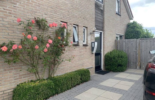 Breskens House | This spacious detached bungalow, type Schelde, for 8 persons with a spacious garden, on the water, has been completely renovated.