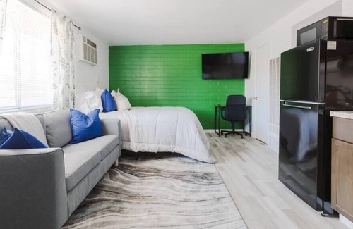 Riverside Apartment | This studio is a 1 bedroom(s), 1 bathrooms, located in Tempe, AZ.