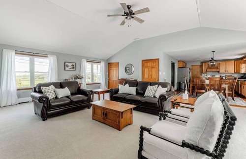 Steelville House | This stylish and spacious 3 bedroom home overlooks the beautiful farm fields in Southern Lancaster County