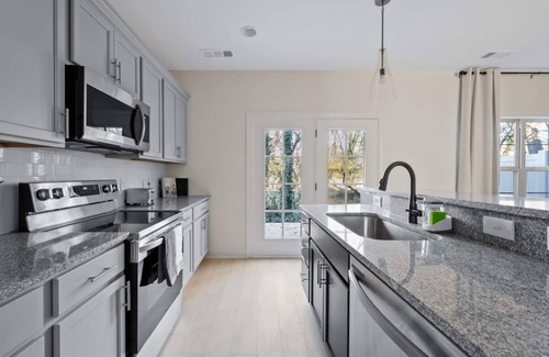 Lakewood House | This townhouse is a 3 bedroom(s), 2.5 bathrooms, located in Nashville, TN.