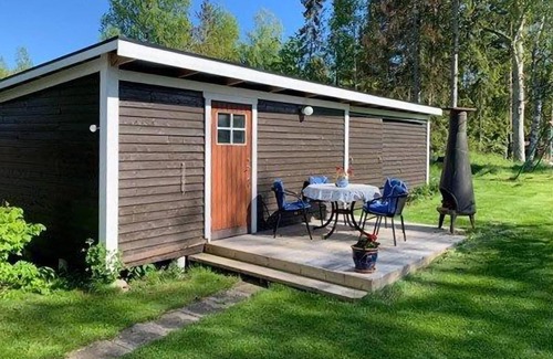 Sodersvik House | This vacation home near Åkeröfjärden welcomes you with a large, flowery garden.
