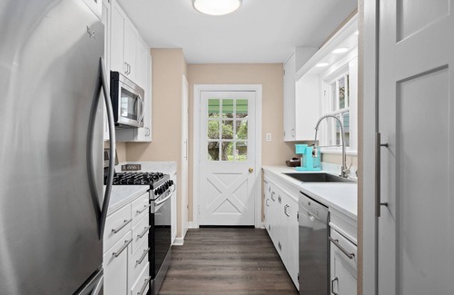Fulton House | This vibrant 3bd2 ba beach house is right in the heart of Rockport! Pet-friendly