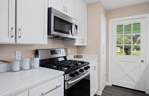 Fulton House | This vibrant 3bd2 ba beach house is right in the heart of Rockport! Pet-friendly