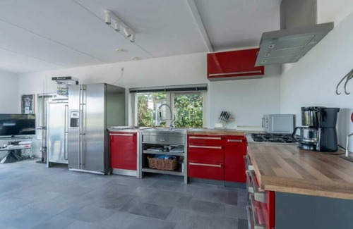 Oude-Tonge House | This Volkeraklodge is equipped with all the comforts for a wonderful fishing holiday, with a boat qu